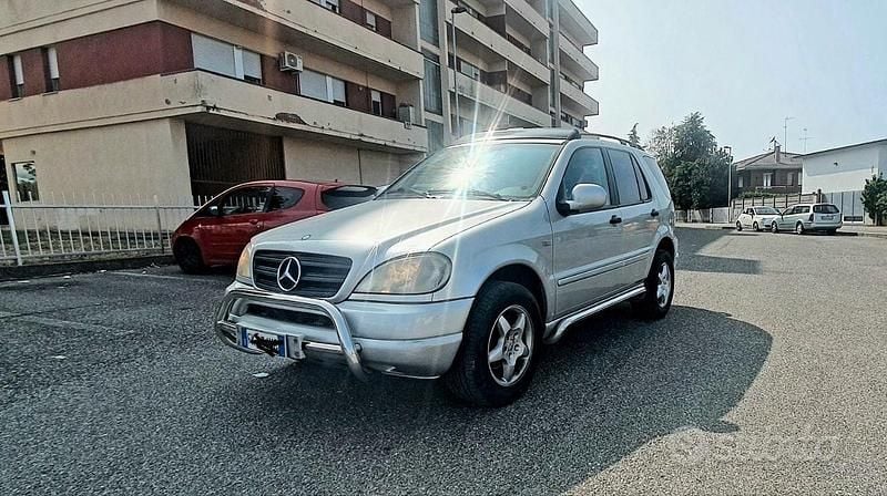 Usata Mercedes ML320 218 CV (160 kW) 2001 Grigio SUV