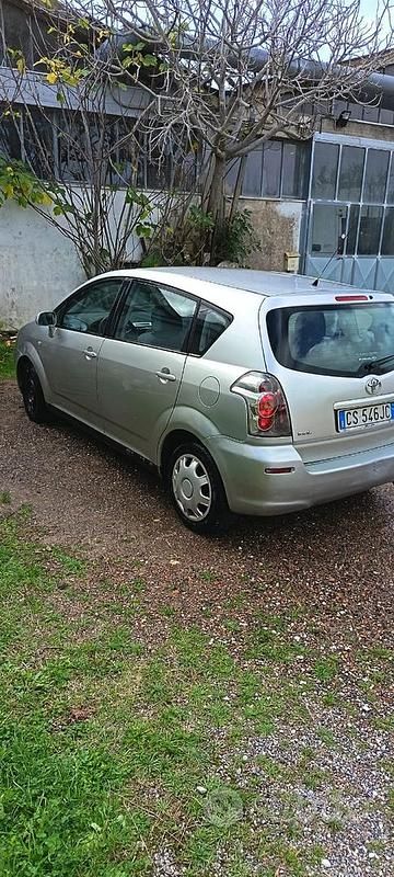 Usata Toyota Corolla Verso 2005 Grigio Monovolume