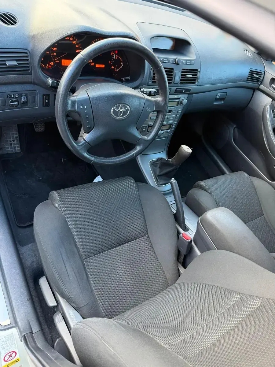 Usata Toyota Avensis 116 CV (85 kW) 2004 Argento Station wagon