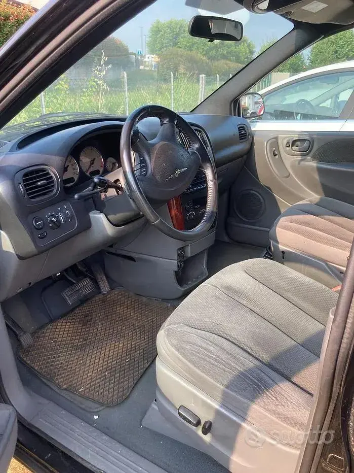 Usata Chrysler Voyager 150 CV (110 kW) 2006 Nero Monovolume
