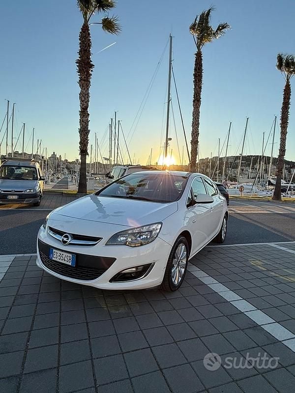 Usata Opel Astra Cosmo 110 CV (80 kW) 2014 Bianco Berlina