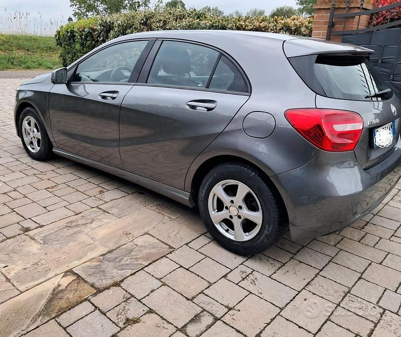 Usata Mercedes A180 122 CV (89 kW) 2014 Grigio Berlina