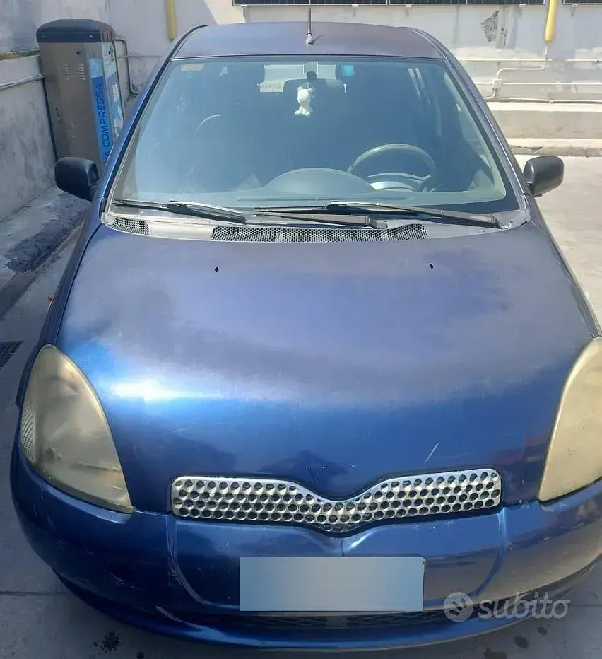 Usata Toyota Yaris 68 CV (50 kW) 2001 Bluazzurro Berlina