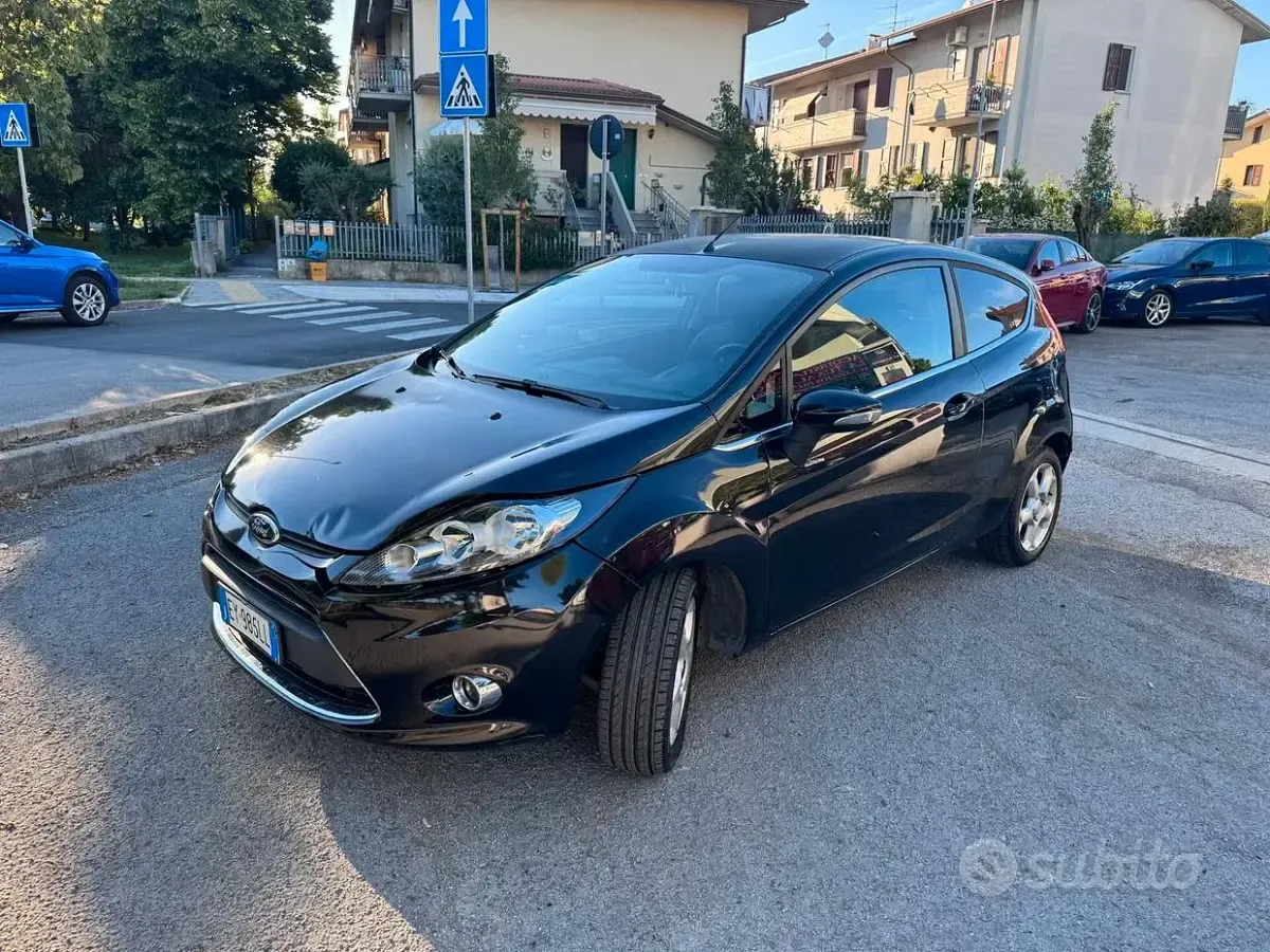 Usata Ford Fiesta Titanium 95 CV (69 kW) 2010 Blu Berlina