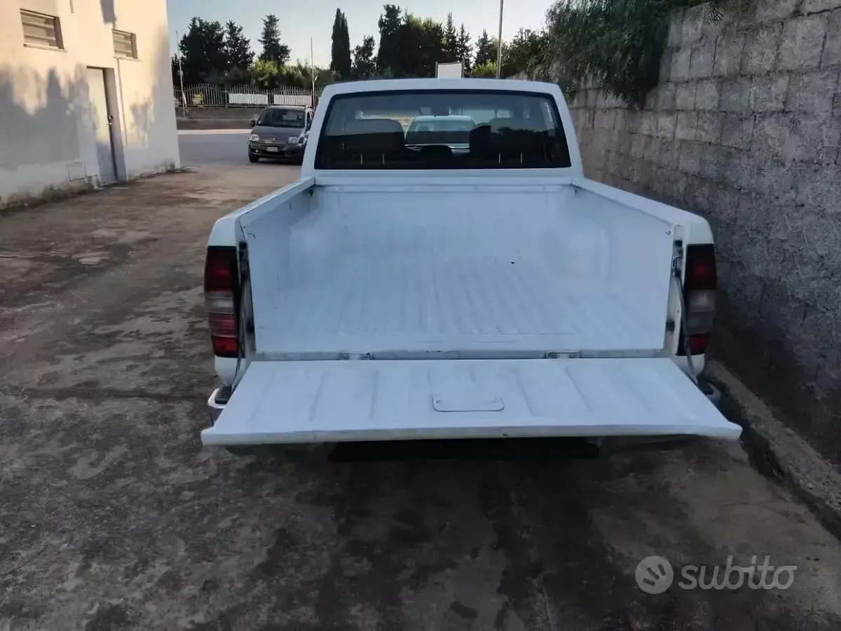 Usata Nissan Navara 133 CV (97 kW) 2011 Bianco Pick-up