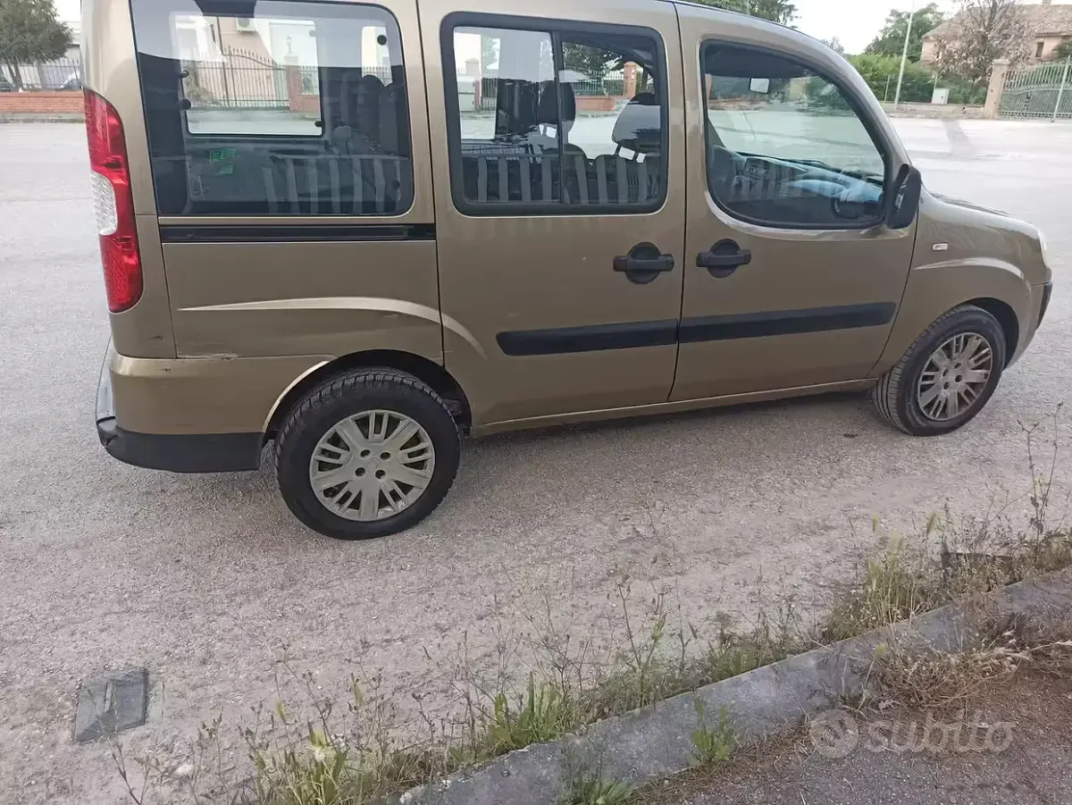 Usata Fiat Doblò 120 CV (88 kW) 2007 Monovolume