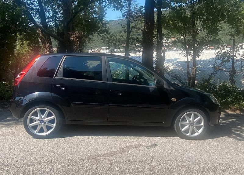 Nero Usata 2008 Ford Fiesta Due volumi | 1900 € (Molto cara) - Immagine 1/4