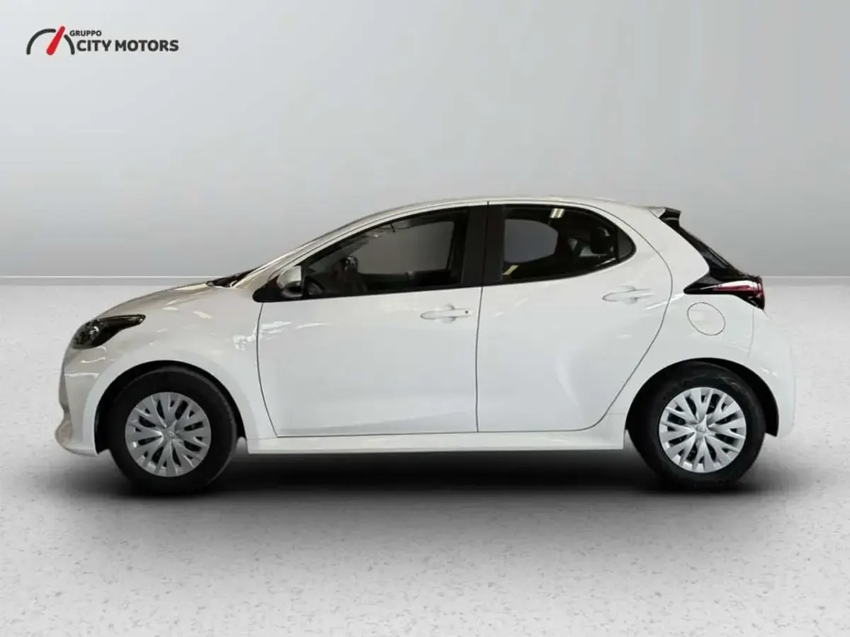 Usata Toyota Yaris Hybrid Active 116 CV (85 kW) 2025 Bianco Berlina