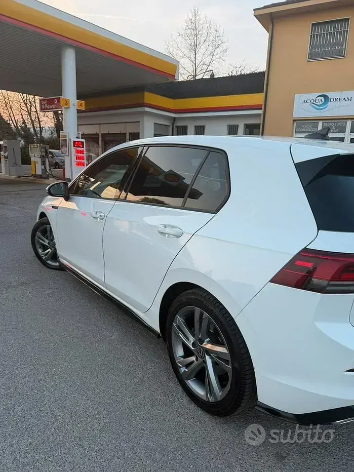 Usata VW Golf VIII R-line 150 CV (110 kW) 2021 Bianco Utilitaria