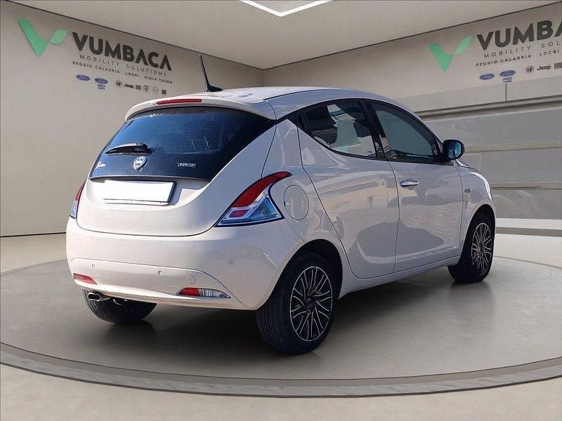 Usata Lancia Ypsilon Gold 70 CV (51 kW) 2021 Bianco Utilitaria