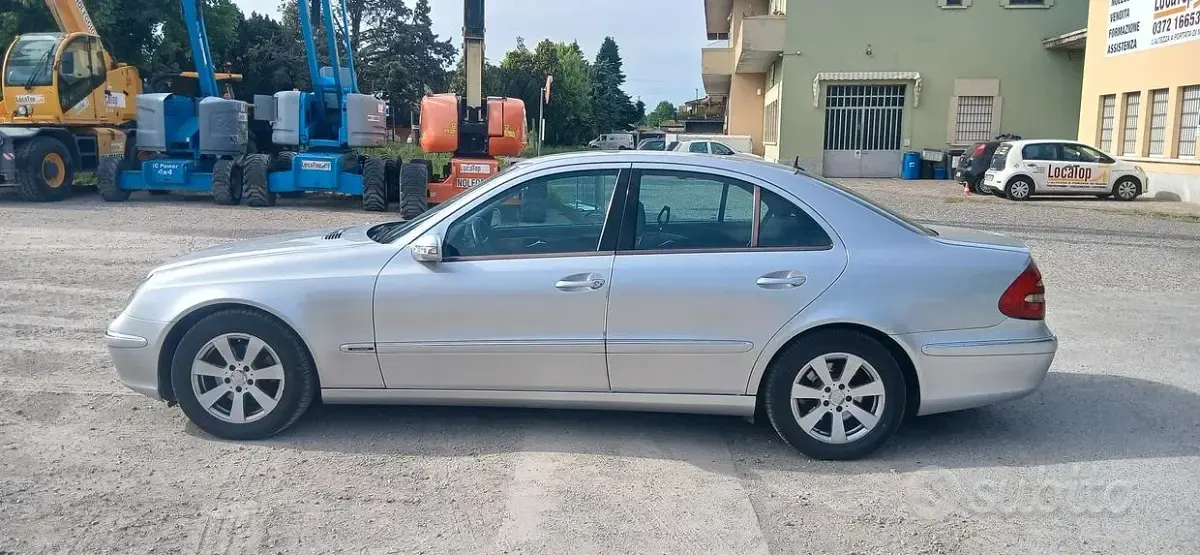 Usata Mercedes E270 177 CV (130 kW) 2004 Grigio Berlina