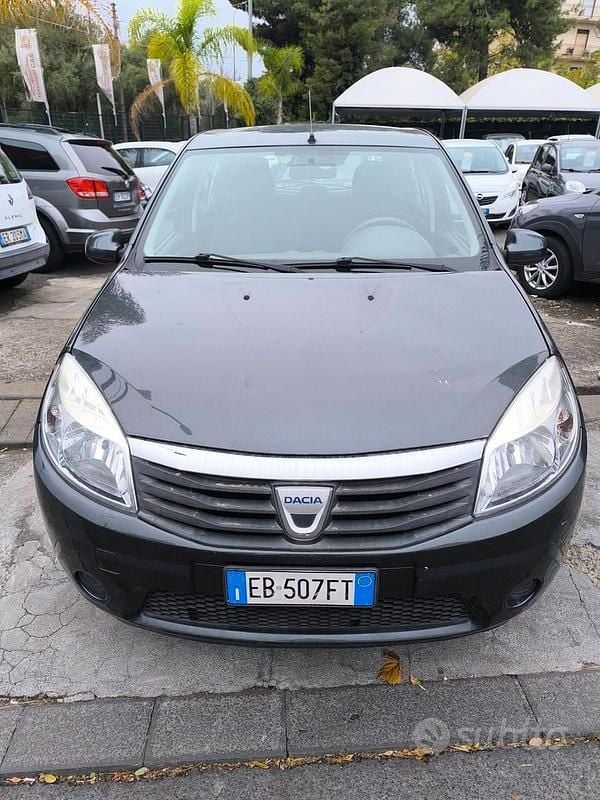 Grigio Usata 2010 Dacia Sandero Ambiance Tre volumi | 2700 € (Super prezzo) - Immagine 1/4
