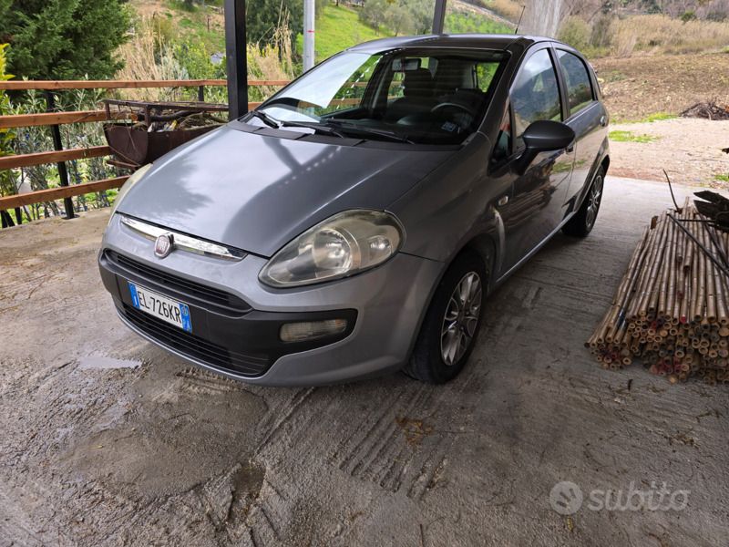 Grigio Usata 2012 Fiat Punto Evo Due volumi | 3600 € (Buon prezzo) - Immagine 1/4