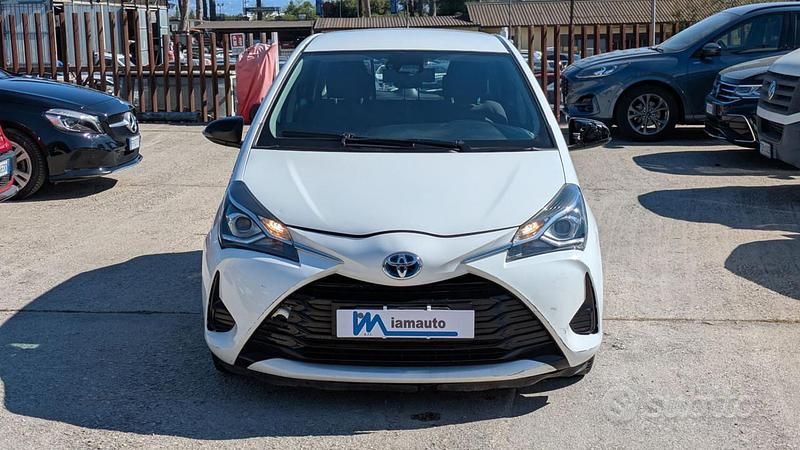 Usata Toyota Yaris Hybrid Cool 72 CV (52 kW) 2018 Bianco Berlina