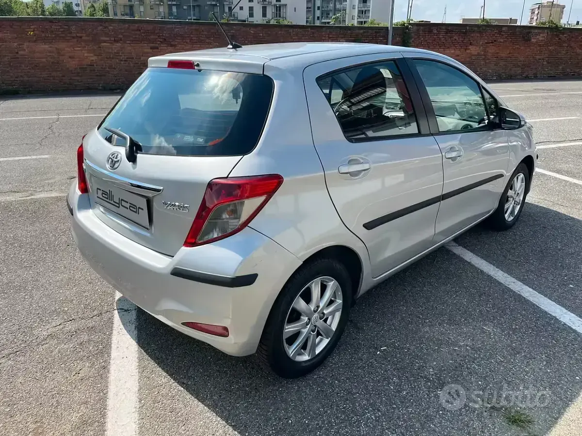 Usata Toyota Yaris Lounge 69 CV (50 kW) 2013 Grigio Utilitaria