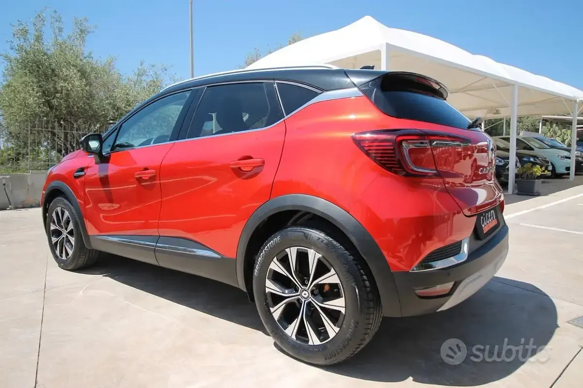 Second-hand Renault Captur Intens 101 CP (74 kW) 2023 Roșu SUV