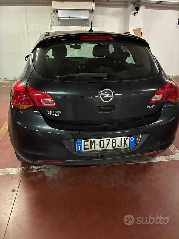 Usata Opel Astra 110 CV (80 kW) 2012 Nero Berlina