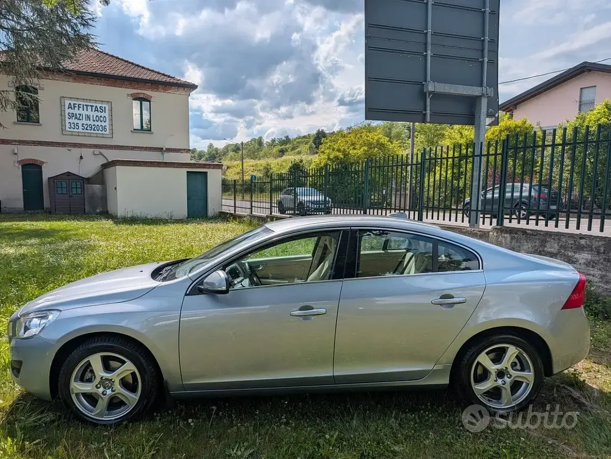 Usata Volvo S60 Momentum 180 CV (132 kW) 2011 Grigio Berlina