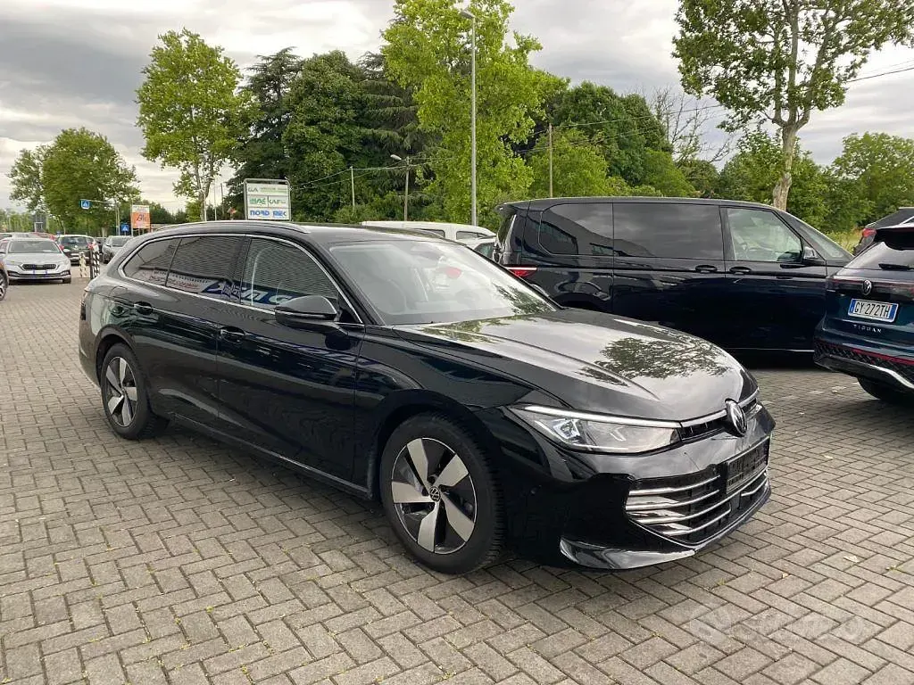 Usata VW Passat 150 CV (110 kW) 2025 Nero Station wagon