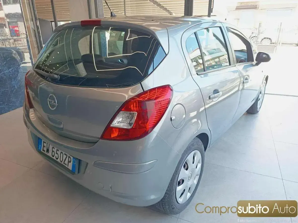 Usata Opel Corsa Edition 84 CV (61 kW) 2015 Argento Utilitaria