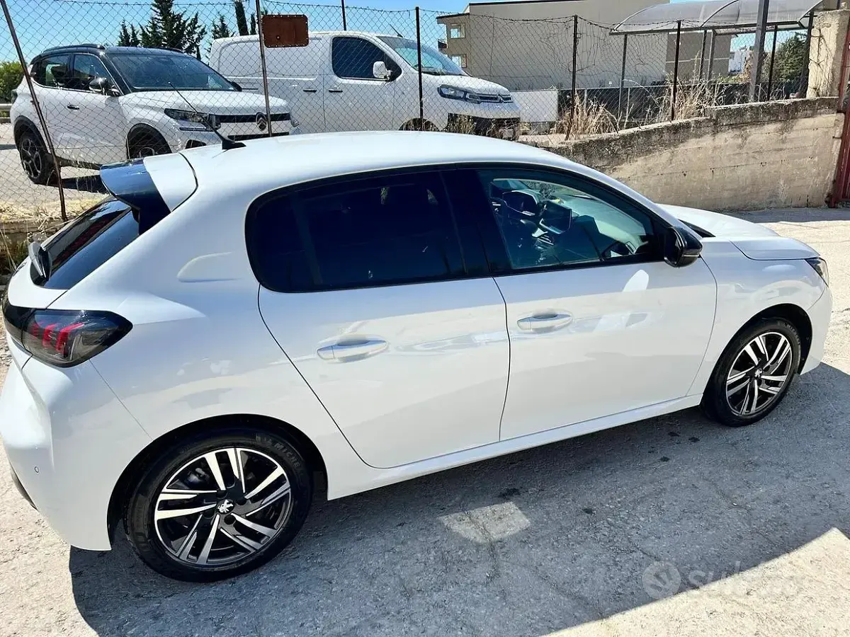 Usata Peugeot 208 102 CV (75 kW) 2023 Bianco Utilitaria