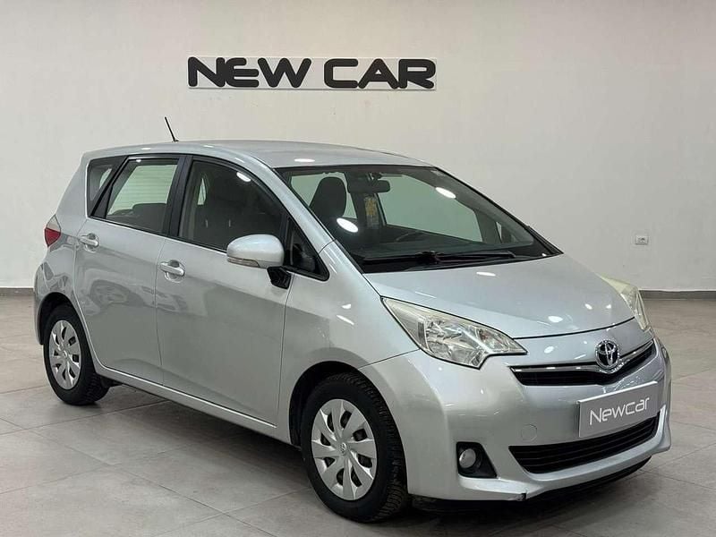 Argento Usata 2012 Toyota Verso-S Style Monovolume | 4900 € (Buon prezzo) - Immagine 1/4