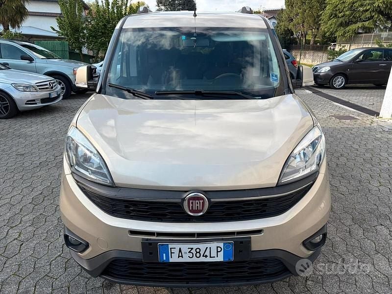 Begagnad Fiat Doblò Lounge 120 HK (88 kW) 2015 Grå Minibuss