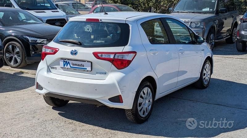Usata Toyota Yaris Hybrid Cool 72 CV (52 kW) 2018 Bianco Berlina