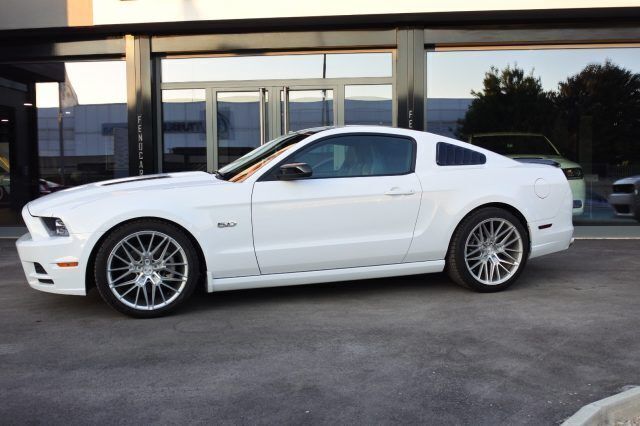 Usata Ford Mustang GT Fastback 420 CV (308 kW) 2013 Bianco pastello Utilitaria