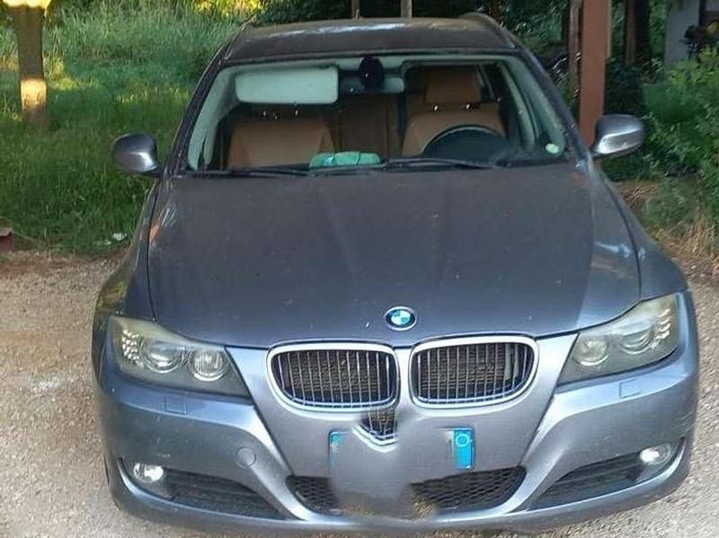 Grigio Usata 2010 BMW 320 Station wagon | 3000 € (Super prezzo) - Immagine 1/4
