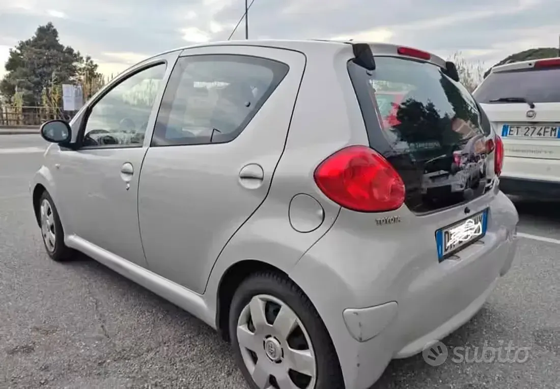 Usata Toyota Aygo 68 CV (50 kW) 2007 Grigio Utilitaria