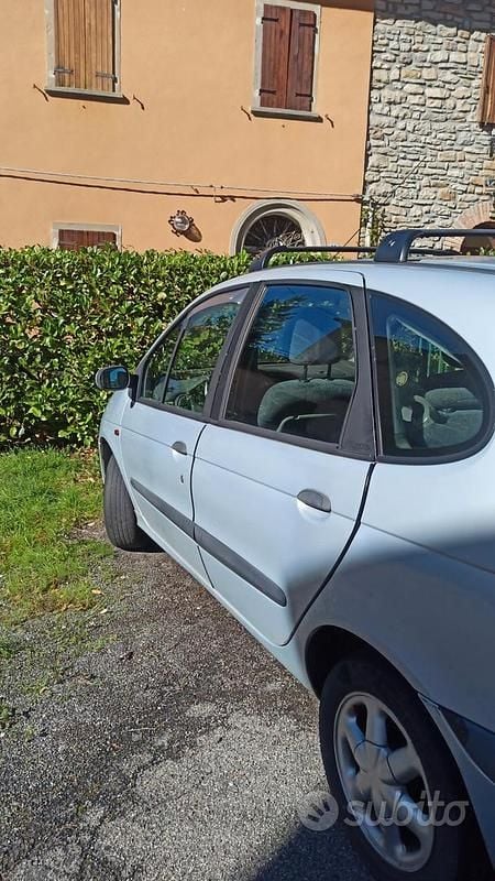 Usata Renault Scénic 102 CV (75 kW) 2001 Grigio Monovolume