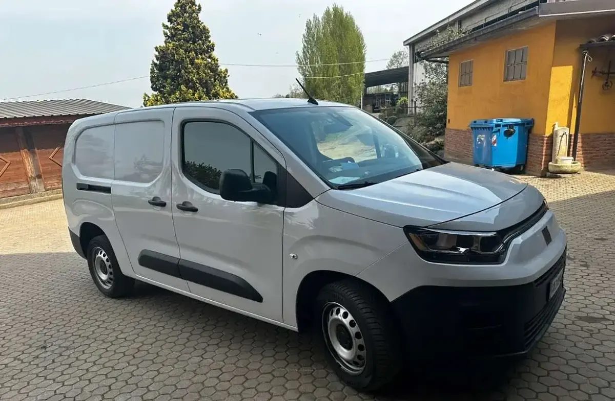 Usata Fiat Doblò Active 131 CV (96 kW) 2023 Bianco Monovolume