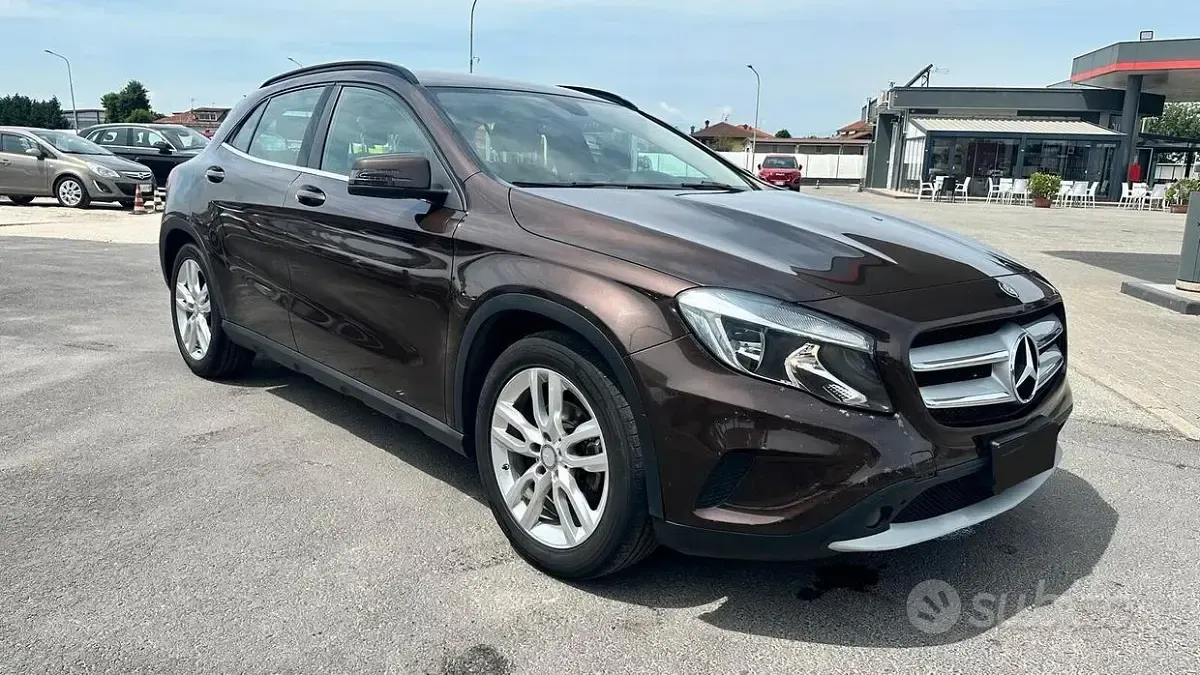 Usata Mercedes GLA220 170 CV (125 kW) 2014 Marrone SUV
