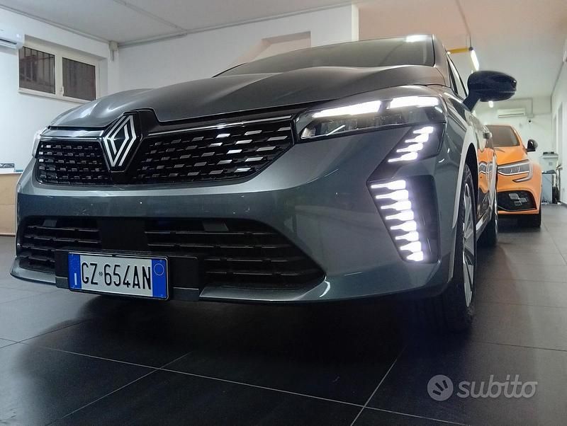 Nuova Renault Clio V Evolution 100 CV (73 kW) 2025 Grigio Berlina