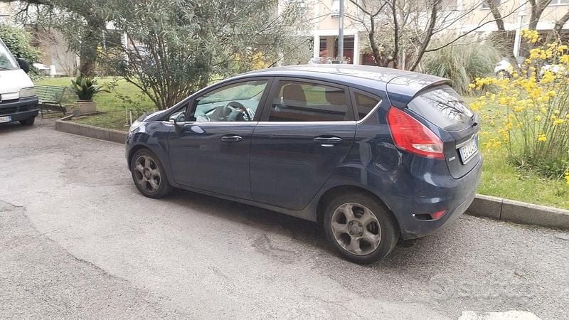 Usata Ford Fiesta 71 CV (52 kW) 2010 Blu Berlina