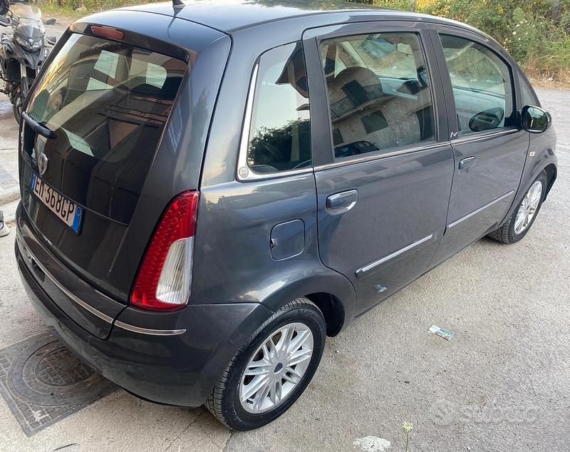 Usata Lancia Musa 95 CV (69 kW) 2011 Grigio Monovolume