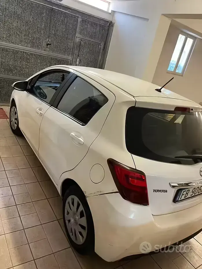 Usata Toyota Yaris 90 CV (66 kW) 2015 Bianco Utilitaria