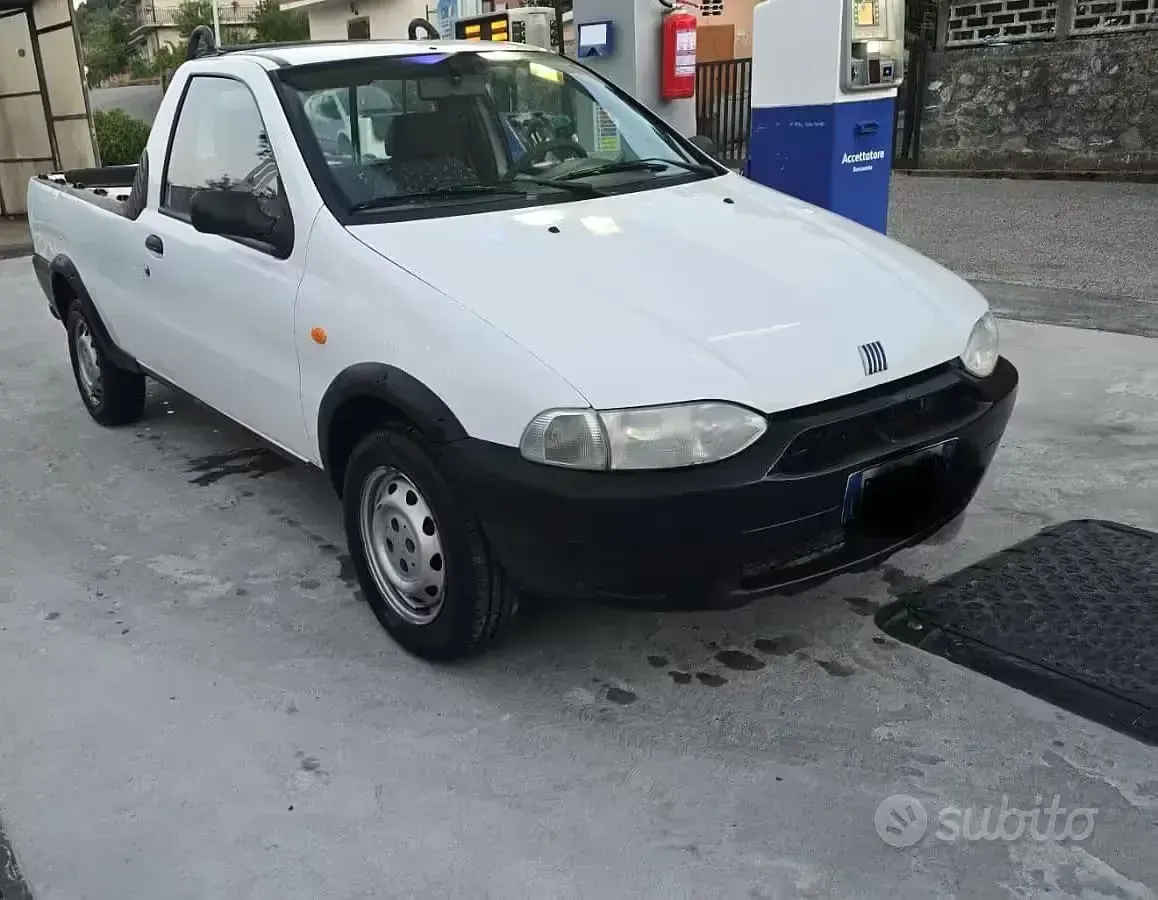 Usata Fiat Strada 63 CV (46 kW) 2001 Bianco Pick-up