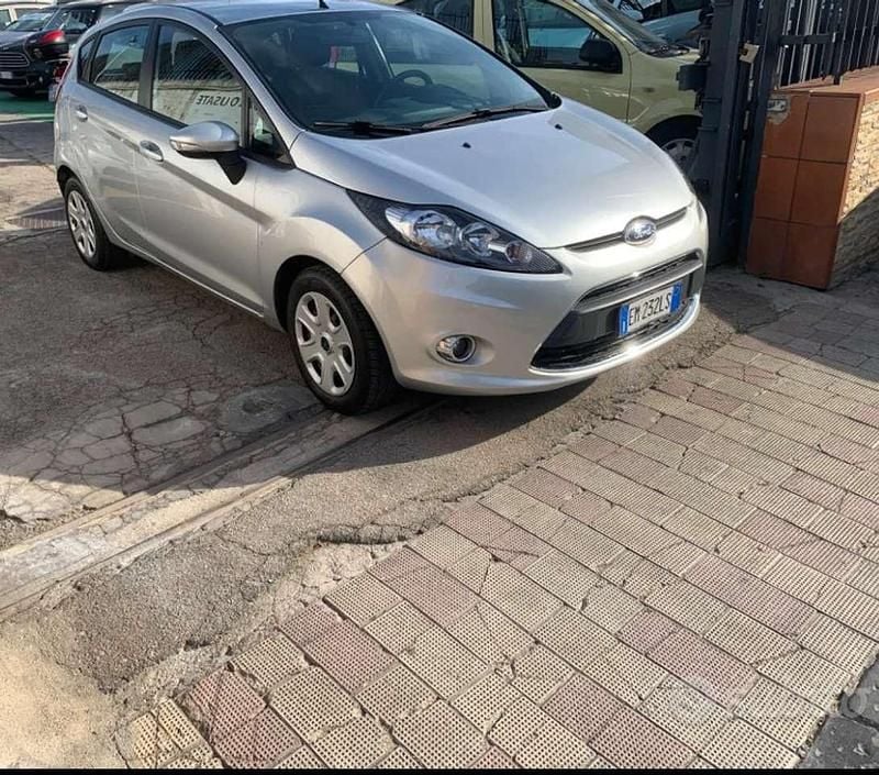 Usata Ford Fiesta Titanium 60 CV (44 kW) 2012 Grigio Utilitaria