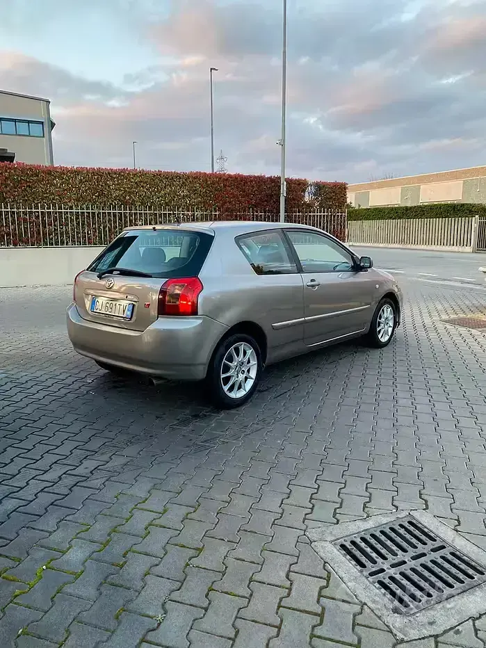 Usata Toyota Corolla 192 CV (141 kW) 2003 Grigio Berlina