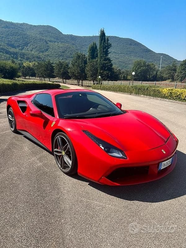Usata Ferrari 488 670 CV (492 kW) 2018 Rosso Cabrio