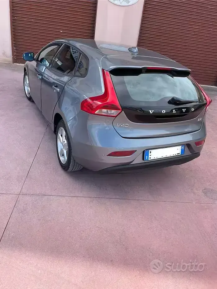 Usata Volvo V40 120 CV (88 kW) 2017 Grigio Berlina