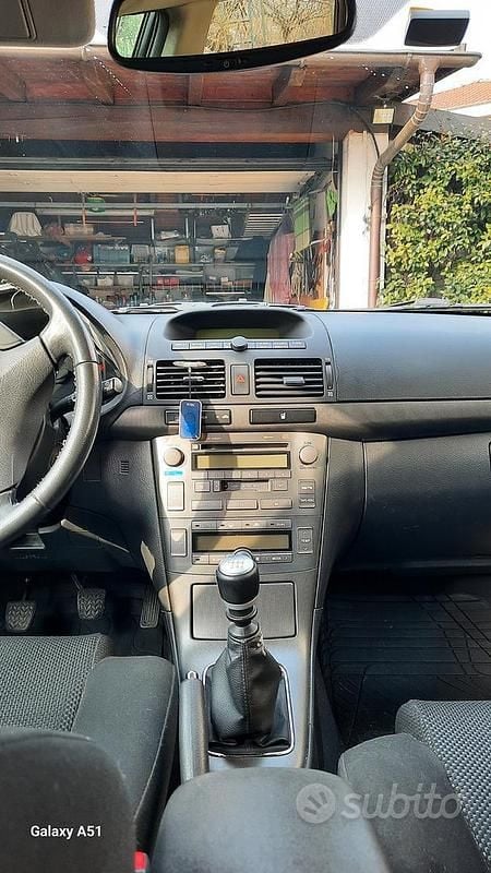 Usata Toyota Avensis 150 CV (110 kW) 2005 Grigio Station wagon