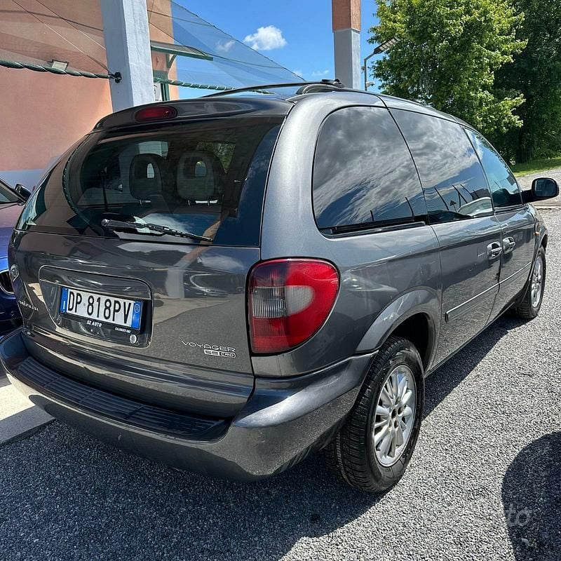 Usata Chrysler Voyager 150 CV (110 kW) 2008 Grigio Monovolume