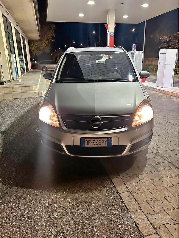 Usata Opel Zafira 150 CV (110 kW) 2008 Grigio Monovolume