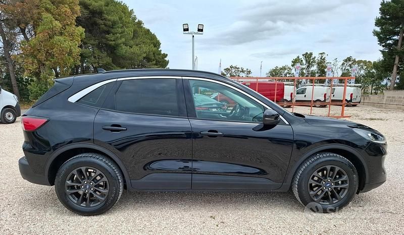 Usata Ford Kuga Titanium 120 CV (88 kW) 2022 Nero SUV