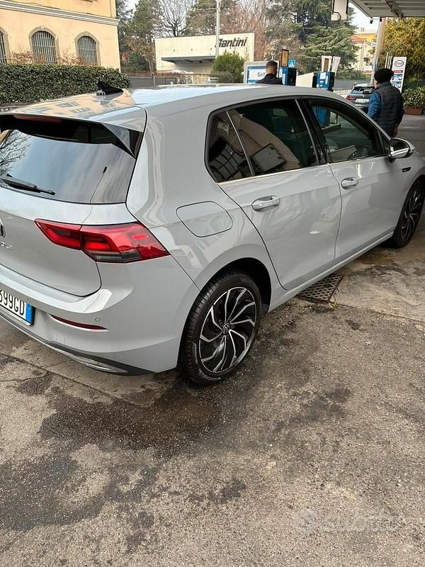 Usata VW Golf VIII Style 131 CV (96 kW) 2021 Grigio Berlina
