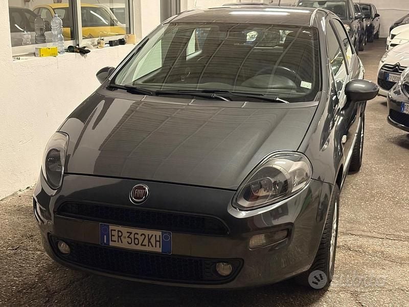 Grigio Usata 2013 Fiat Punto Lounge Tre volumi | 4900 € (Buon prezzo) - Immagine 1/4