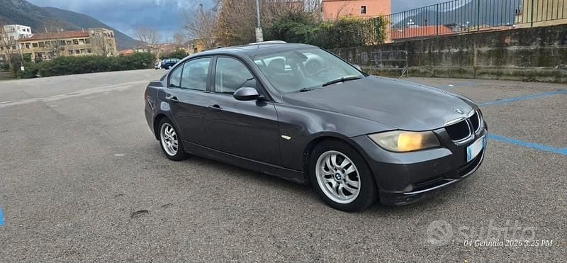 Grigio Usata 2006 BMW 318 Efficient Dynamics Tre volumi | 3000 € (Buon prezzo) - Immagine 1/4